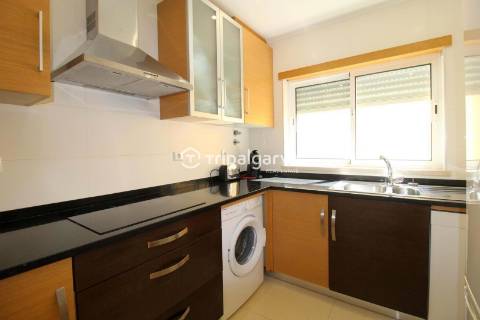 Moradia geminada renovada T2 com piscina e garagem- Patroves-Albufeira