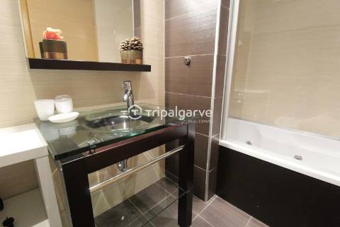 Moradia geminada renovada T2 com piscina e garagem- Patroves-Albufeira