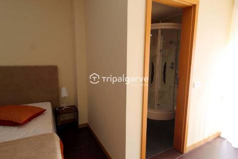 Moradia geminada renovada T2 com piscina e garagem- Patroves-Albufeira