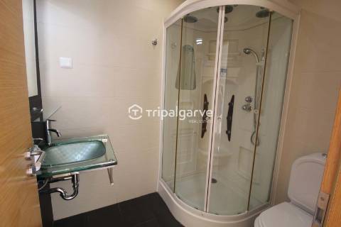 Moradia geminada renovada T2 com piscina e garagem- Patroves-Albufeira