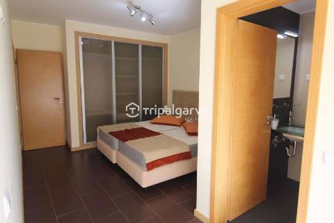 Moradia geminada renovada T2 com piscina e garagem- Patroves-Albufeira