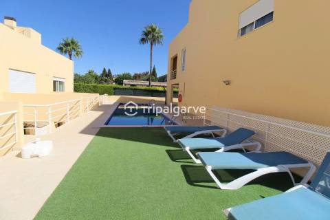 Moradia geminada renovada T2 com piscina e garagem- Patroves-Albufeira