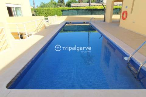 Moradia geminada renovada T2 com piscina e garagem- Patroves-Albufeira