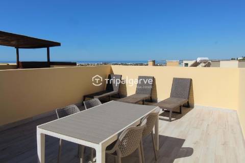 Moradia geminada renovada T2 com piscina e garagem- Patroves-Albufeira