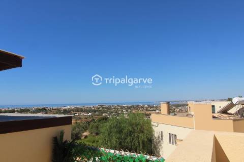 Moradia geminada renovada T2 com piscina e garagem- Patroves-Albufeira