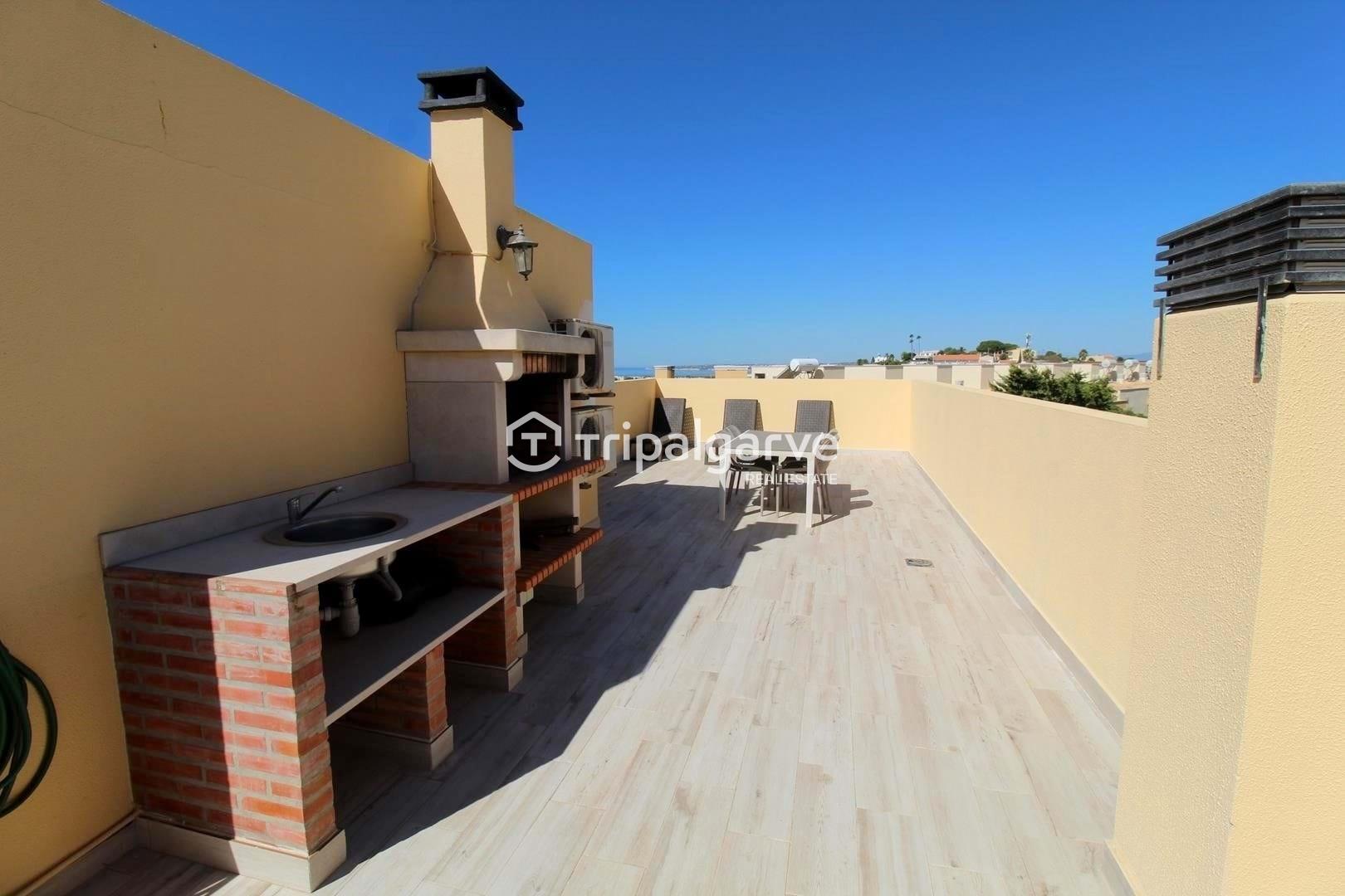 Moradia geminada renovada T2 com piscina e garagem- Patroves-Albufeira