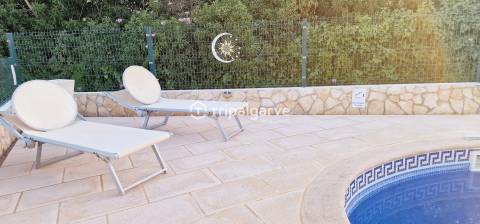 Moradia Térrea T3+1 com T1 independente, Piscina e Vista de Campo – Guia, Algarve