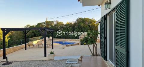 Moradia Térrea T3+1 com T1 independente, Piscina e Vista de Campo – Guia, Algarve