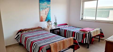 Moradia Térrea T3+1 com T1 independente, Piscina e Vista de Campo – Guia, Algarve