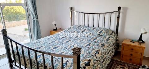 Moradia Térrea T3+1 com T1 independente, Piscina e Vista de Campo – Guia, Algarve