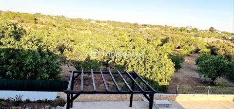 Moradia Térrea T3+1 com T1 independente, Piscina e Vista de Campo – Guia, Algarve