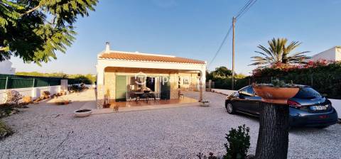 Moradia Térrea T3+1 com T1 independente, Piscina e Vista de Campo – Guia, Algarve