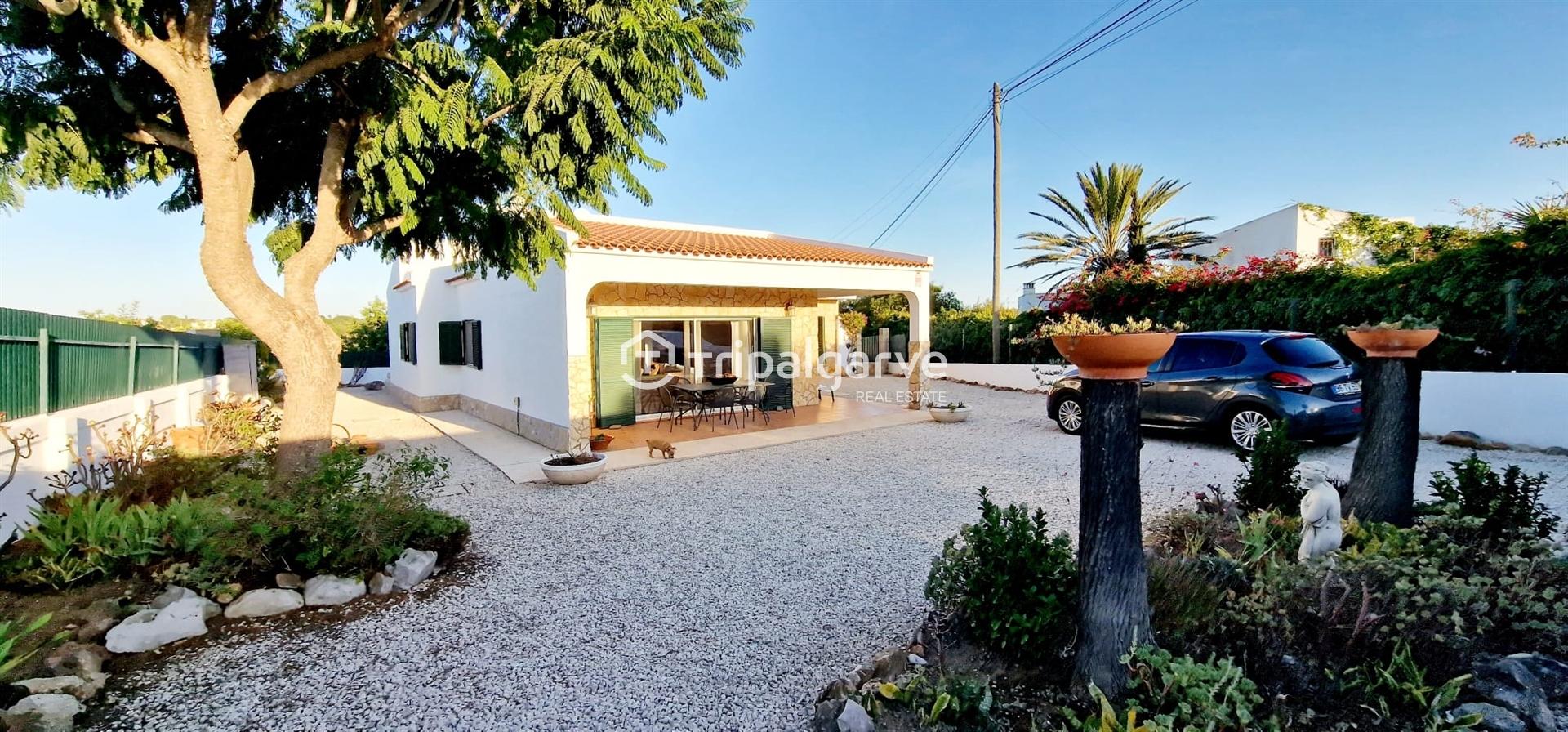 Moradia Térrea T3+1 com T1 independente, Piscina e Vista de Campo – Guia, Algarve