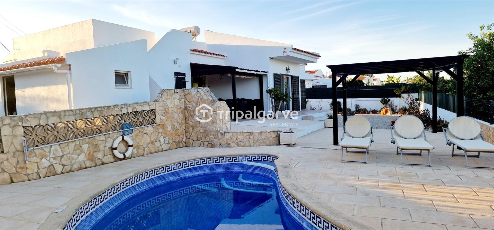 Moradia Térrea T3+1 com T1 independente, Piscina e Vista de Campo – Guia, Algarve