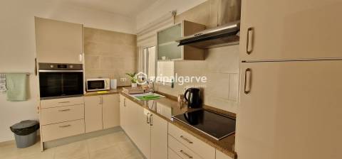 Moradia Térrea T3+1 com T1 independente, Piscina e Vista de Campo – Guia, Algarve