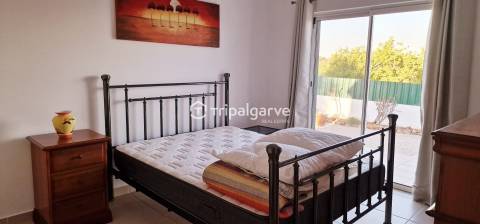 Moradia Térrea T3+1 com T1 independente, Piscina e Vista de Campo – Guia, Algarve