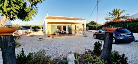Moradia Térrea T3+1 com T1 independente, Piscina e Vista de Campo – Guia, Algarve