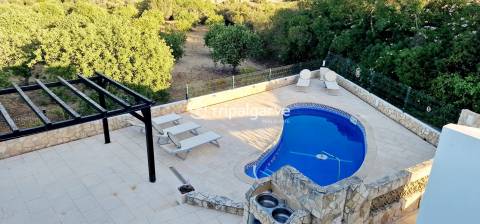 Moradia Térrea T3+1 com T1 independente, Piscina e Vista de Campo – Guia, Algarve