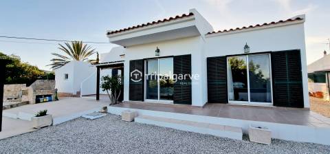 Moradia Térrea T3+1 com T1 independente, Piscina e Vista de Campo – Guia, Algarve