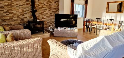 Moradia Térrea T3+1 com T1 independente, Piscina e Vista de Campo – Guia, Algarve