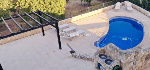 Moradia Térrea T3+1 com T1 independente, Piscina e Vista de Campo – Guia, Algarve