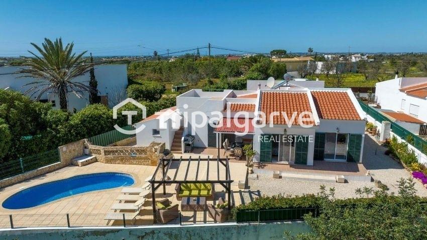 Moradia Térrea T3+1 com T1 independente, Piscina e Vista de Campo – Guia, Algarve
