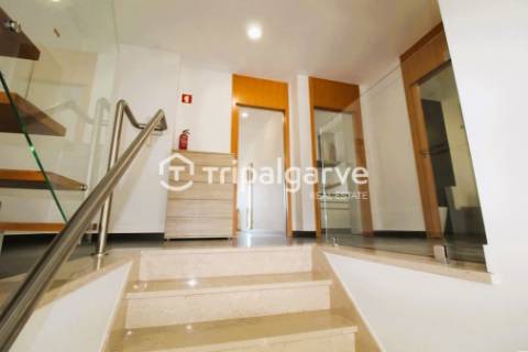 Apartamento T1+2 duplex localizado em Albufeira Galé