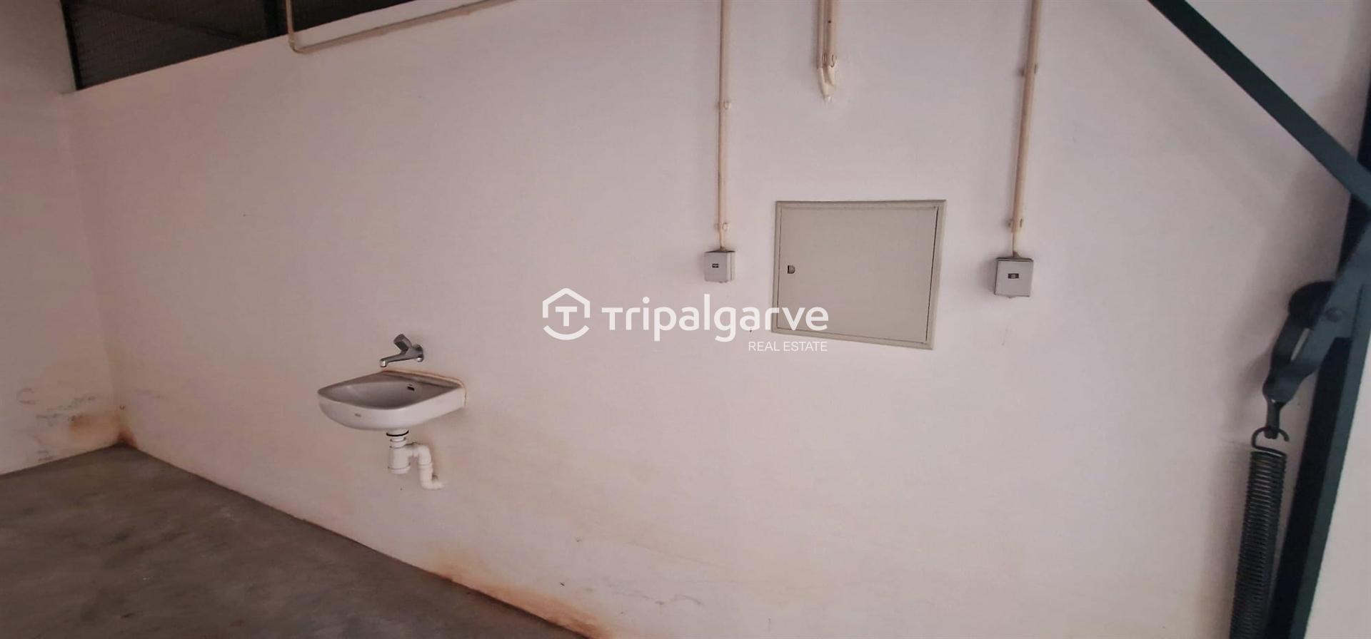 Garagem fechada à venda na Galé – Albufeira