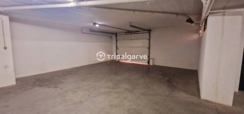 Garagem fechada à venda na Galé – Albufeira