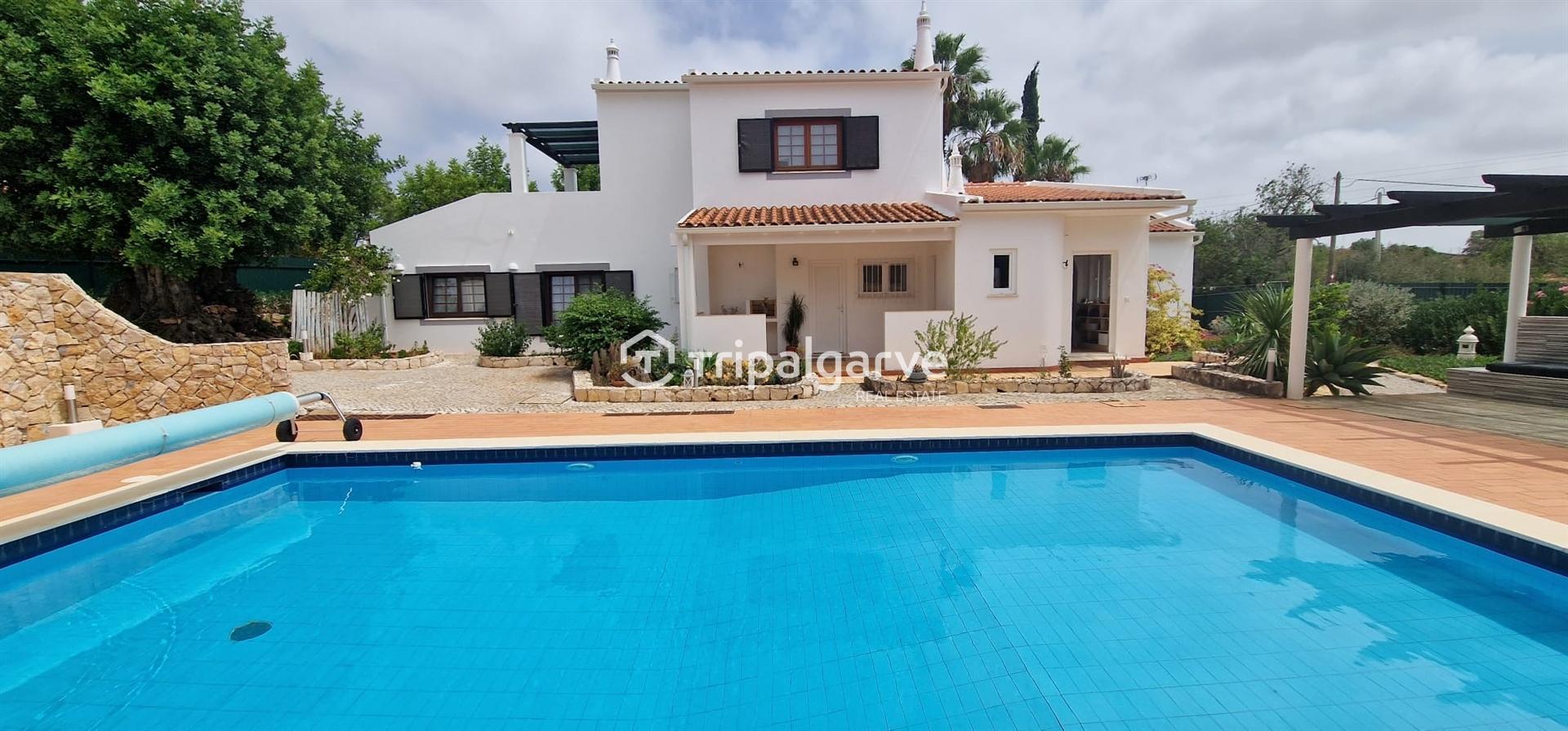 Moradia T4 com piscina e garagem em Belmonte - Portimao