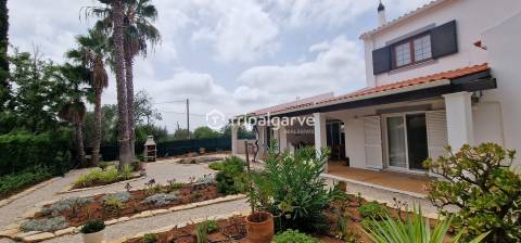 Moradia T4 com piscina e garagem em Belmonte - Portimao