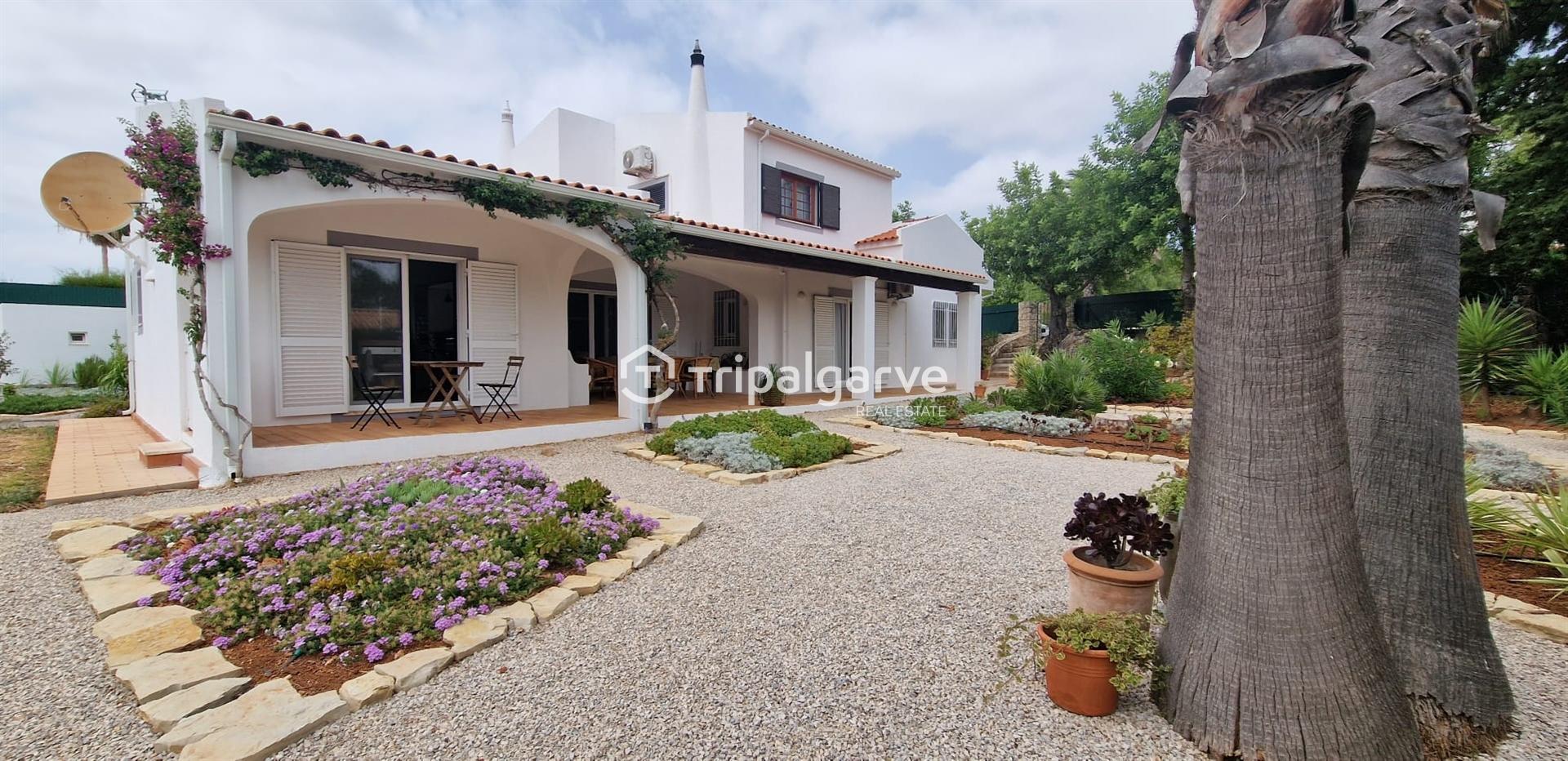 Moradia T4 com piscina e garagem em Belmonte - Portimao