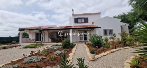 Moradia T4 com piscina e garagem em Belmonte - Portimao