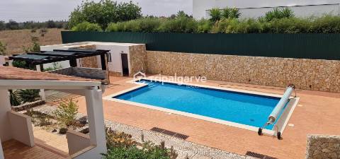 Moradia T4 com piscina e garagem em Belmonte - Portimao