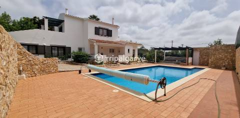 Moradia T4 com piscina e garagem em Belmonte - Portimao