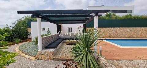 Moradia T4 com piscina e garagem em Belmonte - Portimao