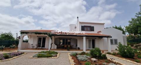 Moradia T4 com piscina e garagem em Belmonte - Portimao