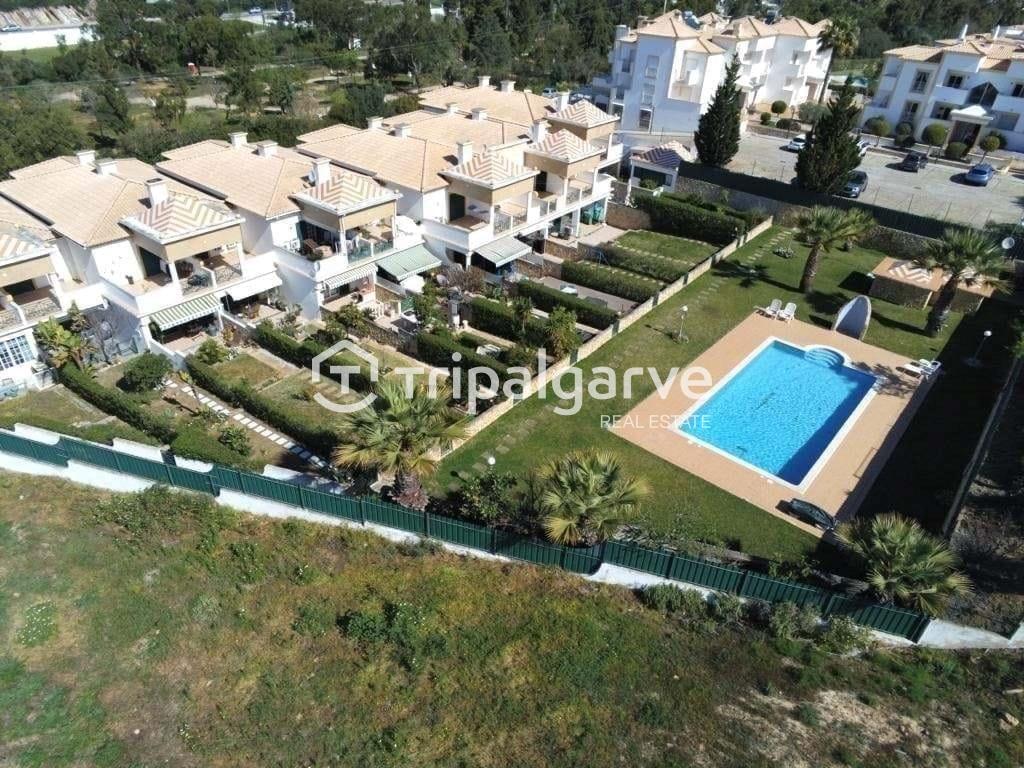Moradia T2+2 com piscina localizada nos Caliços em Albufeira