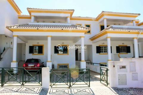 Moradia T2+2 com piscina localizada nos Caliços em Albufeira