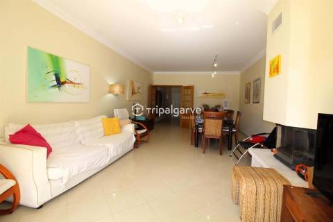 Moradia T2+2 com piscina localizada nos Caliços em Albufeira