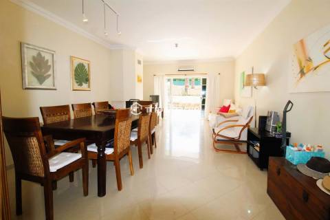 Moradia T2+2 com piscina localizada nos Caliços em Albufeira