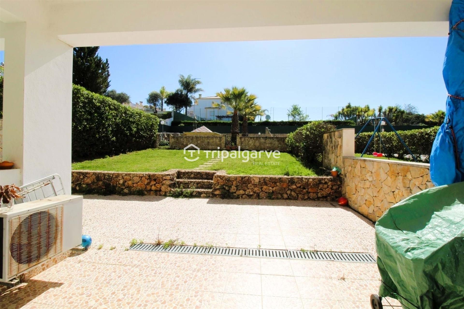 Moradia T2+2 com piscina localizada nos Caliços em Albufeira