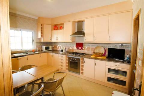 Moradia T2+2 com piscina localizada nos Caliços em Albufeira