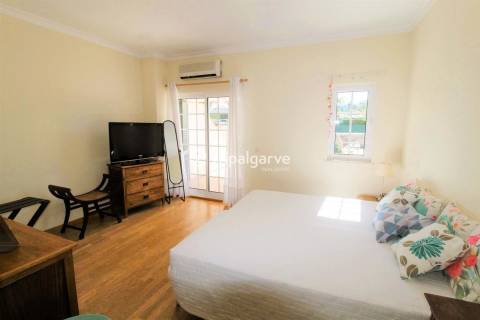 Moradia T2+2 com piscina localizada nos Caliços em Albufeira