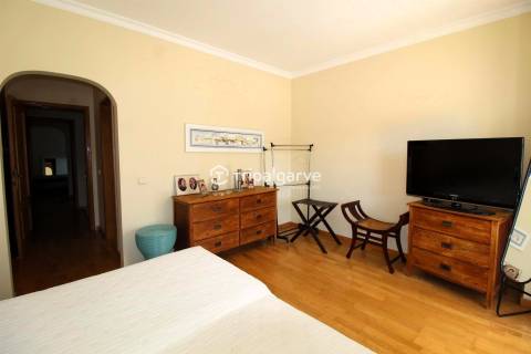 Moradia T2+2 com piscina localizada nos Caliços em Albufeira