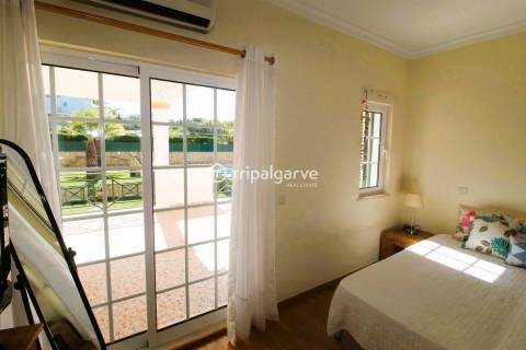 Moradia T2+2 com piscina localizada nos Caliços em Albufeira