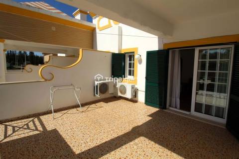 Moradia T2+2 com piscina localizada nos Caliços em Albufeira