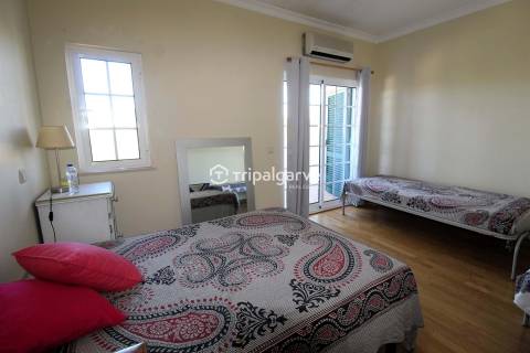 Moradia T2+2 com piscina localizada nos Caliços em Albufeira