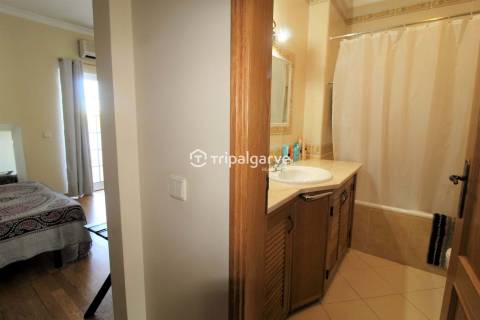 Moradia T2+2 com piscina localizada nos Caliços em Albufeira