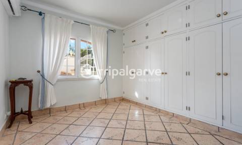 Moradia T5  com Piscina e garagem – Guia